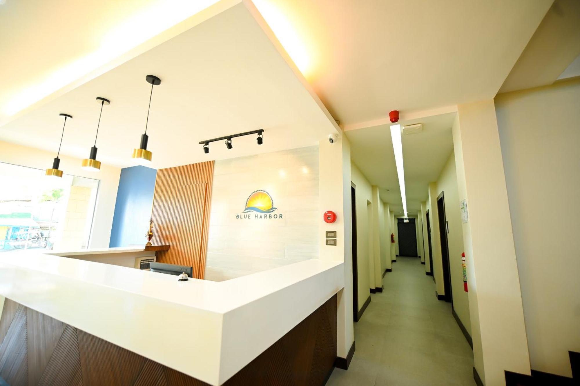 Blue Harbor Hotel Calapan Exterior photo