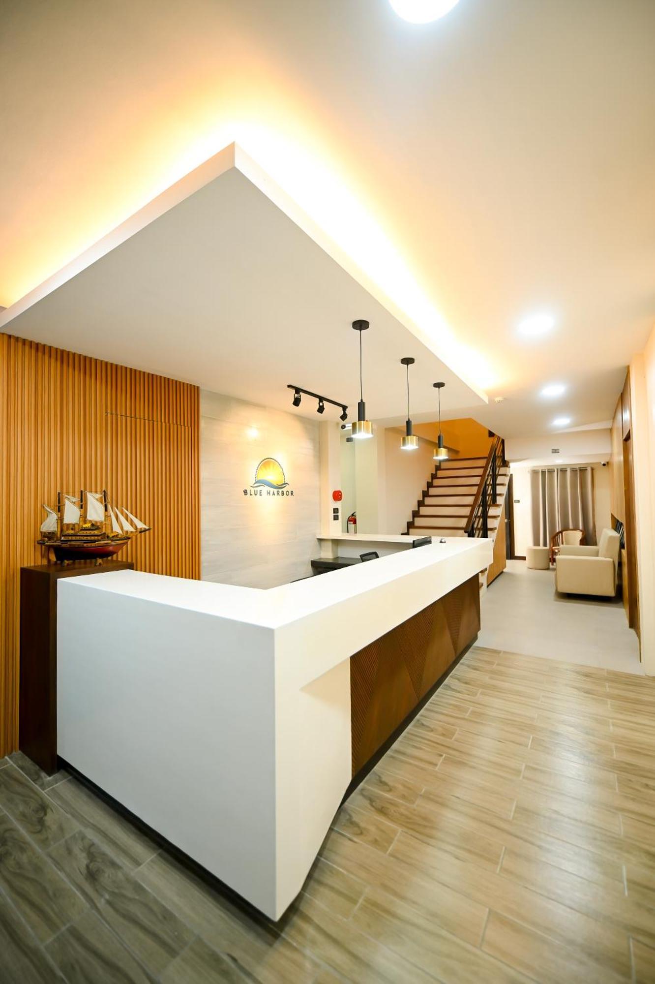 Blue Harbor Hotel Calapan Exterior photo