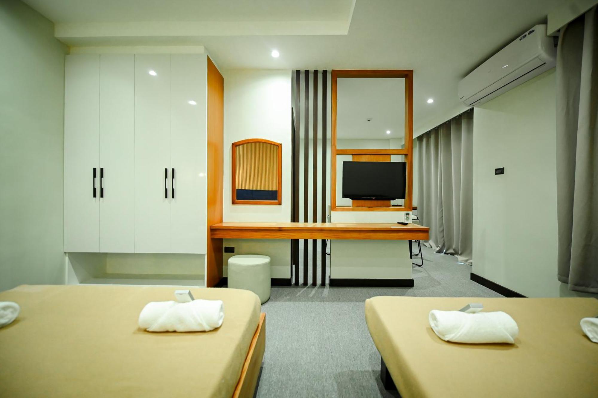 Blue Harbor Hotel Calapan Exterior photo