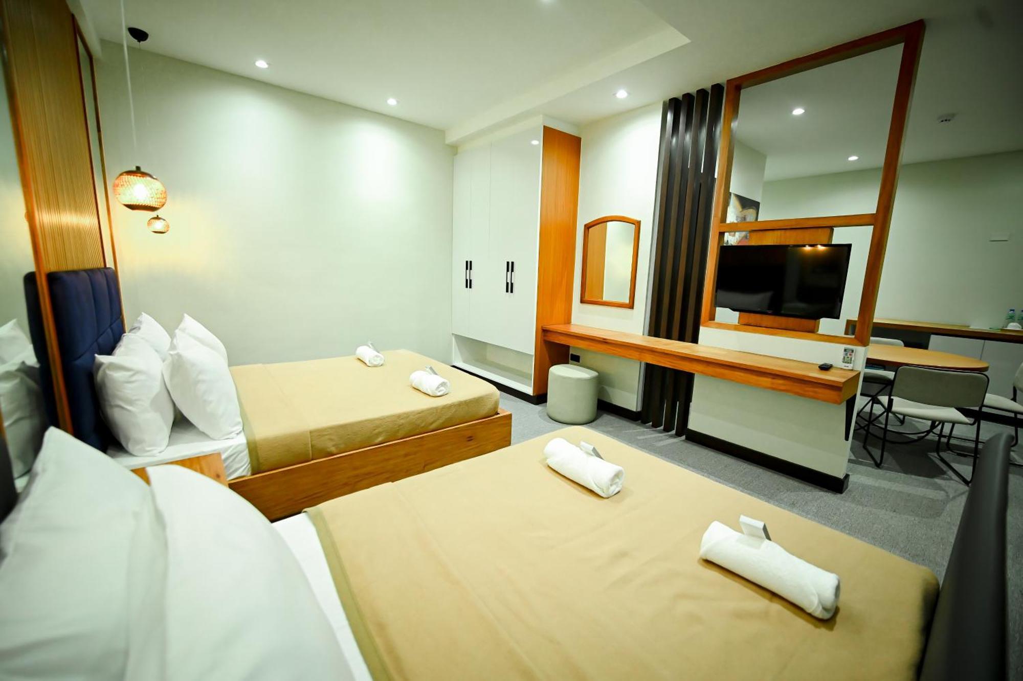 Blue Harbor Hotel Calapan Exterior photo